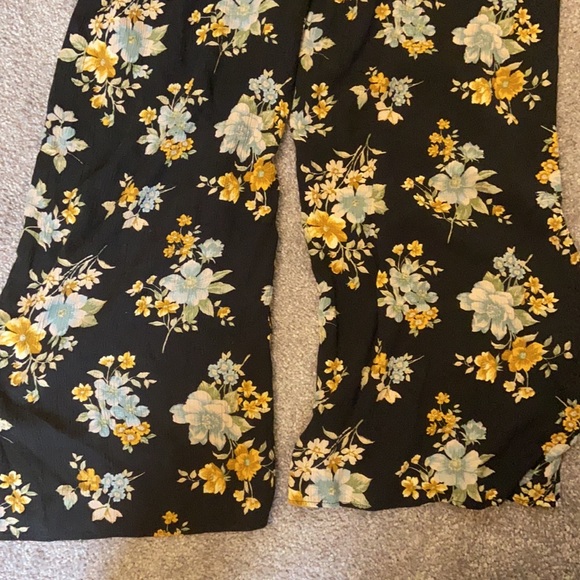 American Eagle Floral Jumpsuit - Picture 6 of 7